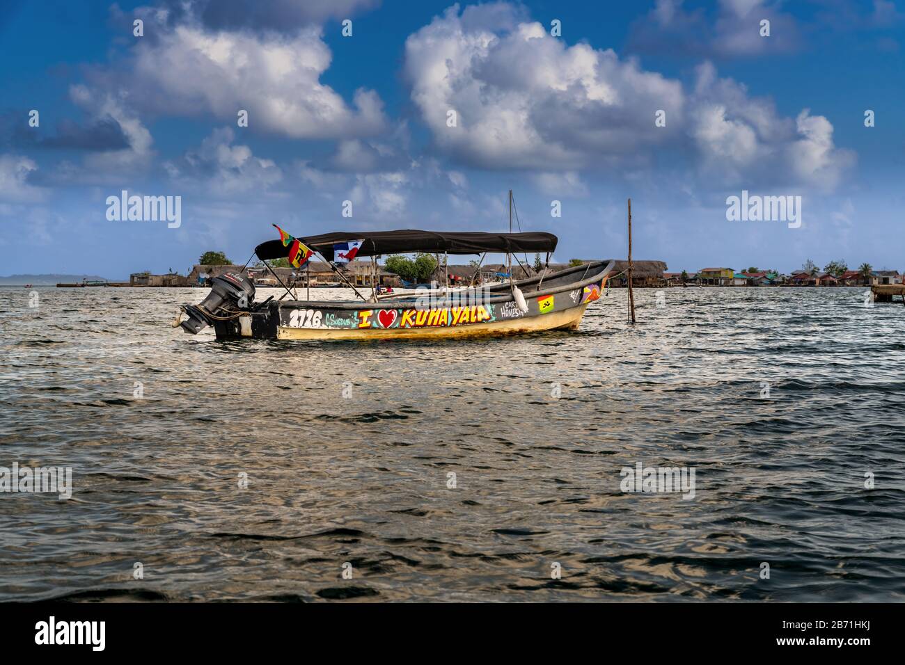 San Blas, Panama - 27. Februar 2020: Einheimische Guna-Menschen Boot und Hütten auf der karibischen Insel San Blas auf dem politisch autonomen Guna-Territorium in Panama. Stockfoto