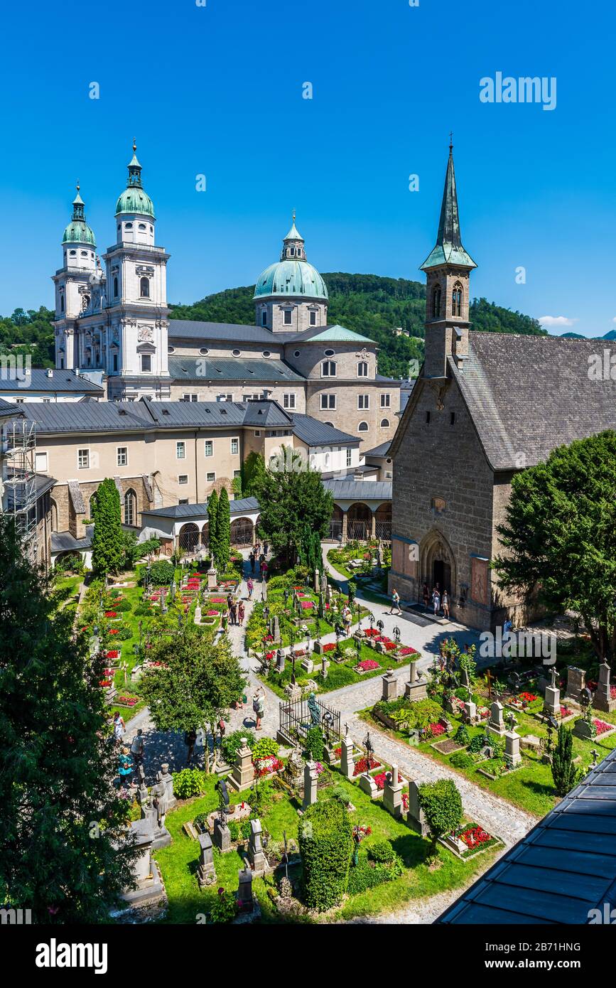Salzburger Dom und der Petersfriedhof in der Altstadt von Salzburg, einer UNESCO Historique Site of Österreich Stockfoto