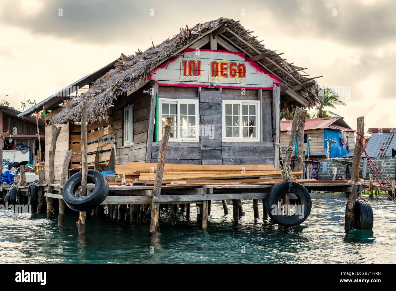 San Blas, Panama - 27. Februar 2020: Einheimische Guna-Volkshütten auf San Blas Island auf politisch autonomem Guna-Territorium in Panama. Stockfoto