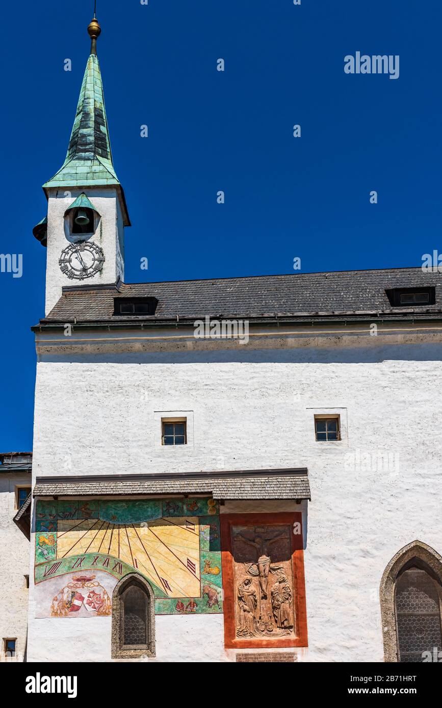 Die Kirche im Haupthof der Festung Hohensalzburg in Salzburg, einer UNESCO Historique Site of Österreich Stockfoto