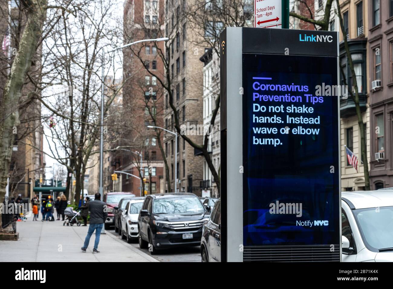 New York, USA. März 2020. Eine elektronische Plakattafel, die von der Stadt New York betrieben wird, zeigt in der Nähe einer Schule in der Upper East Side Tipps zur Vorbeugung von Coronavirus, um die Verbreitung von COVID-19 einzudämmen. Kredit: Enrique Shore/Alamy Live News Stockfoto