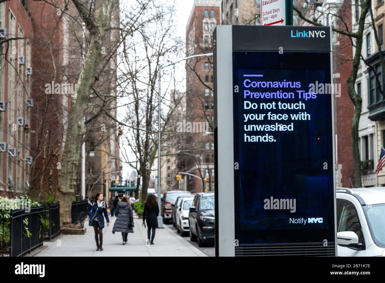 New York, USA. März 2020. Eine elektronische Plakattafel, die von der Stadt New York betrieben wird, zeigt in der Nähe einer Schule in der Upper East Side Tipps zur Vorbeugung von Coronavirus, um die Verbreitung von COVID-19 einzudämmen. Kredit: Enrique Shore/Alamy Live News Stockfoto