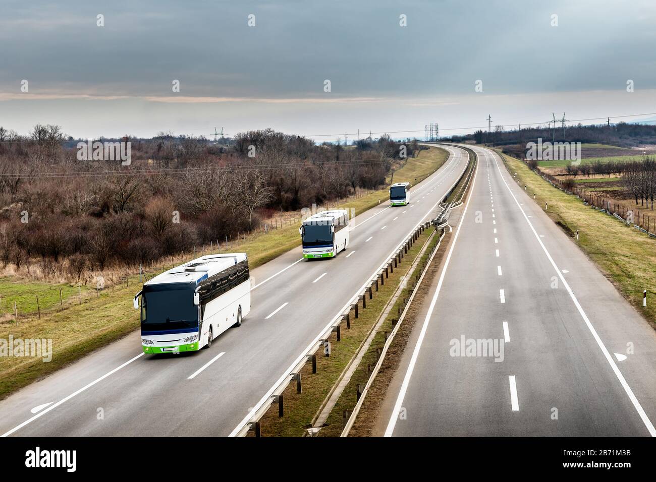 Drei Linienbusse fahren auf einer Landstraße Stockfoto