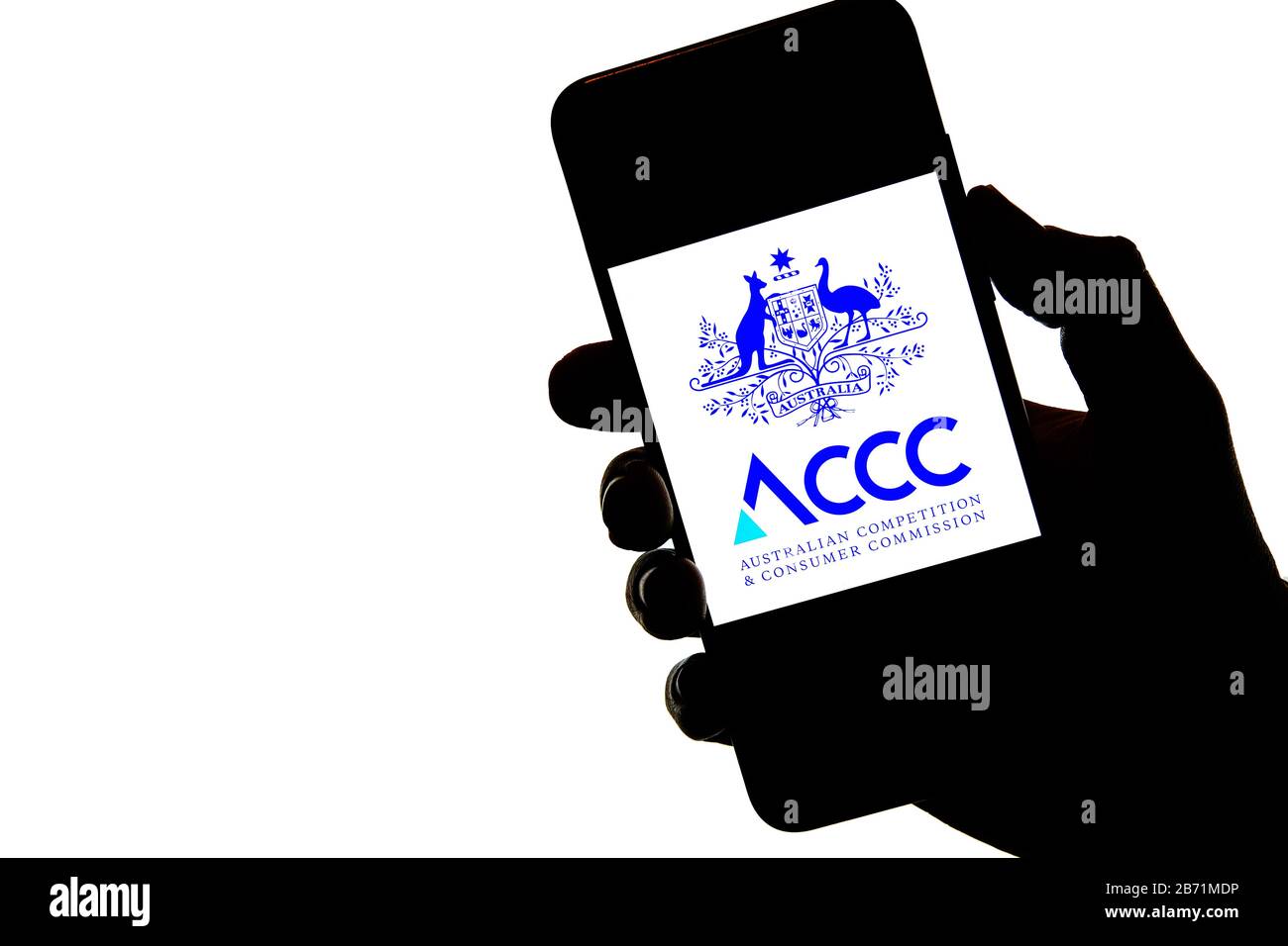 Stone / Vereinigtes Königreich - März 11 2020: ACCC Australian Competition and Consumer Commission Logo auf der Silhouette des Mobiltelefons in der Hand halten. Stockfoto