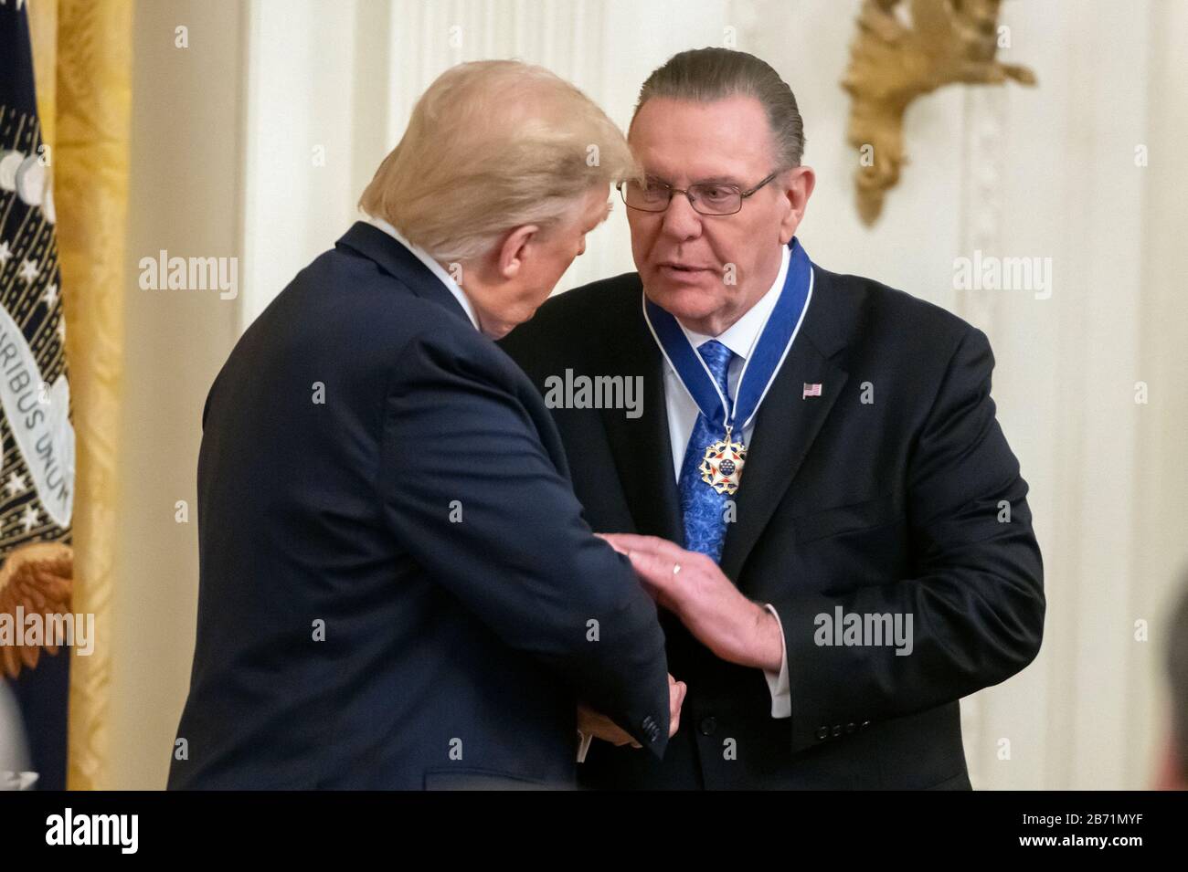 US-Präsident Donald J. Trump, links, schüttelt mit General John M. 'Jack' Keane (im Ruhestand) der US-Armee die Hände, rechts, nachdem er ihm bei einer Zeremonie im East Room des Weißen Hauses in Washington, DC am Dienstag, 10. März 2020 die Presidential Medal of Freedom überreicht hat. Keane ist ehemaliger Vice Chief of Staff of the US Army und ist ein Fox News National Security Analyst.Credit: Ron Sachs/CNP Stockfoto