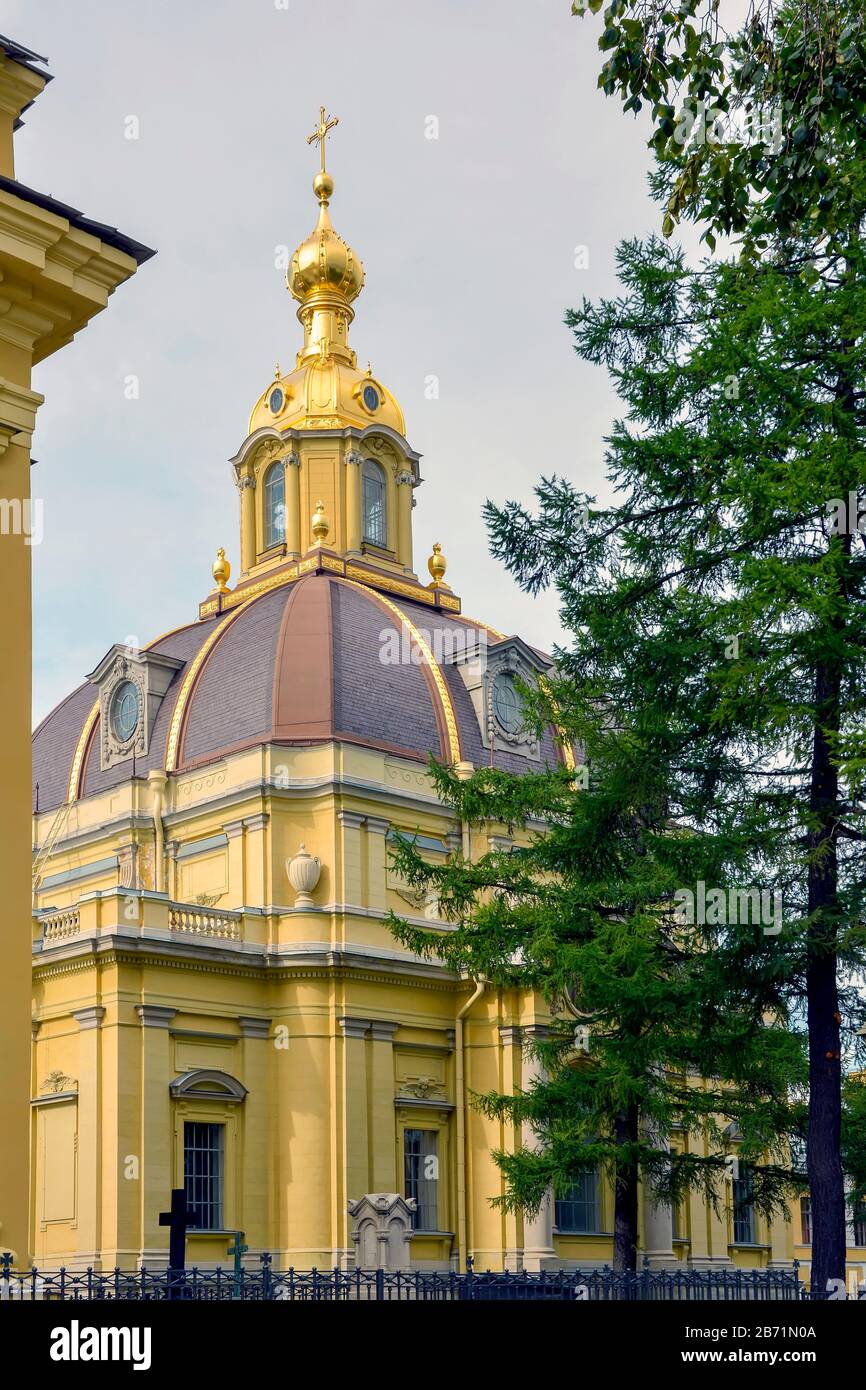 Christlich-orthodoxe Kirche mit goldenen Kuppeln in den Gärten der Festung Sankt Peter in Sankt Petersburg Stockfoto