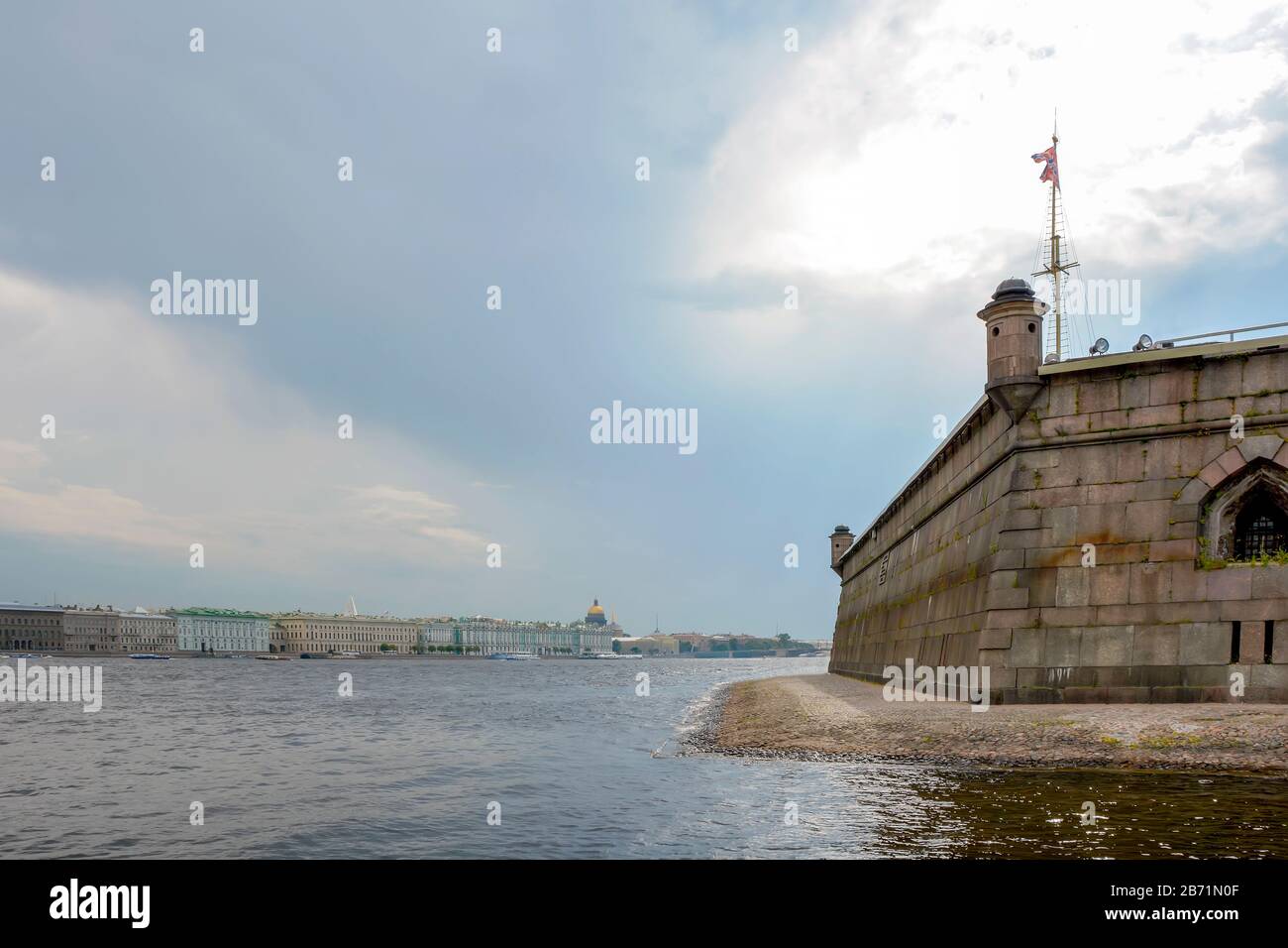 Sankt Petersburger Stadt von innen gesehen die alte und historische Festung Sankt Peter mit der Newa im Vordergrund Stockfoto