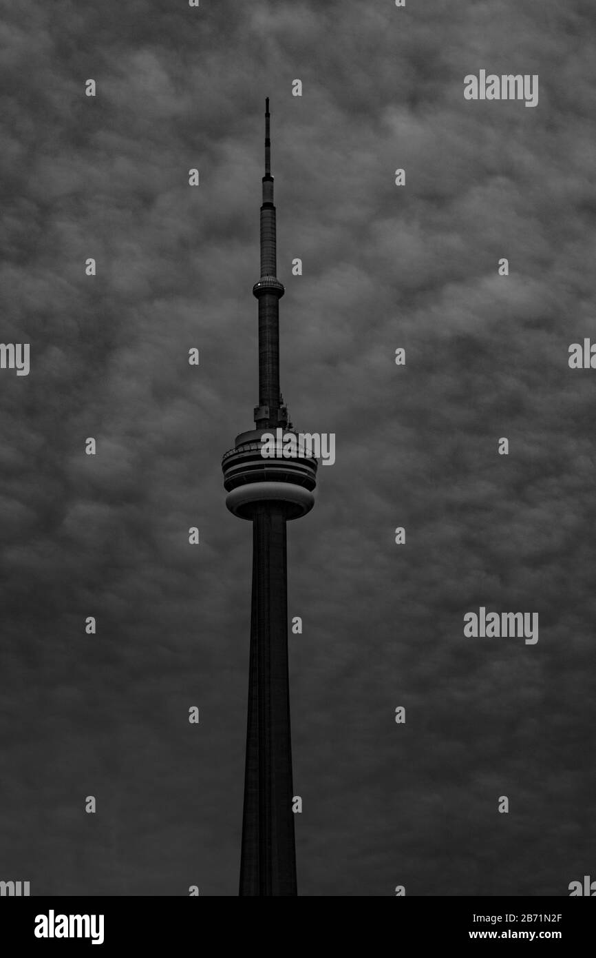 CN Tower in Toronto an einem bewölkten Tag Stockfoto