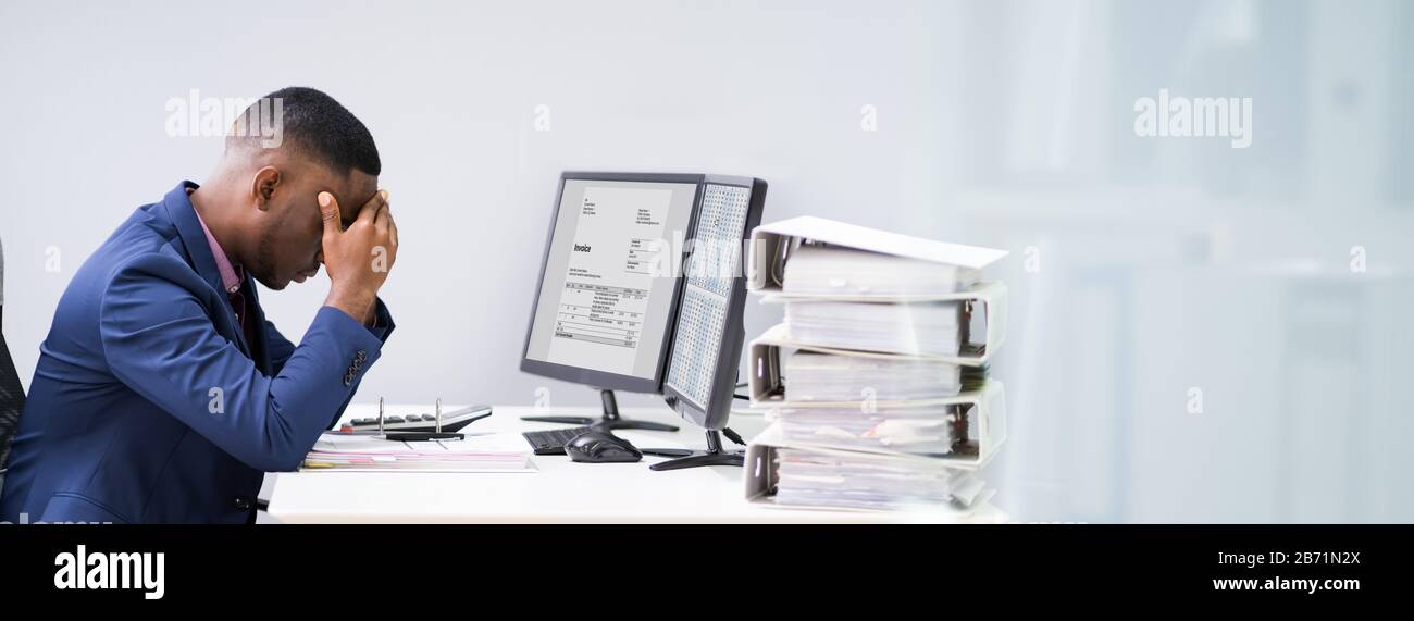 Workaholic Manager Mitarbeiter Mit Kopfschmerzen Und Stress Stockfoto