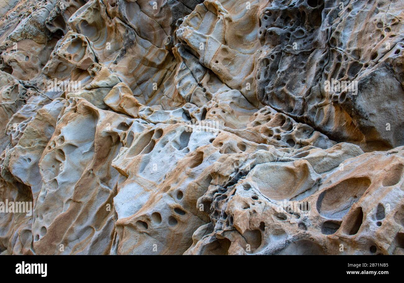 Textur, die hintergrundebenen und Rissen in Sedimentgestein auf Felswand. Felsen von Rock Mountain. Rock Schiefer in den Berg. Nahtlose abstrakte backgro Stockfoto