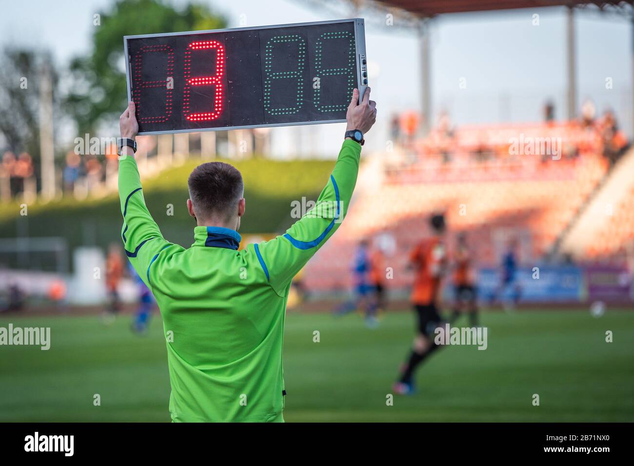 Der technische Schiedsrichter zeigt 3 Minuten zusätzliche Zeit während des Fußballspiels. Stockfoto