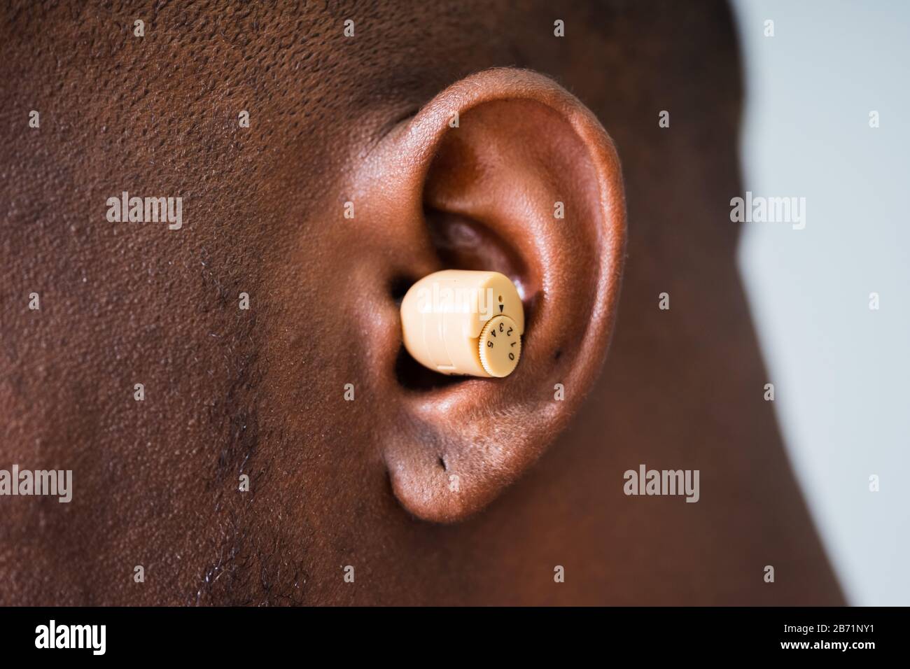 Nahaufnahme des Hörgerätes am Ohr des Mannes Stockfoto