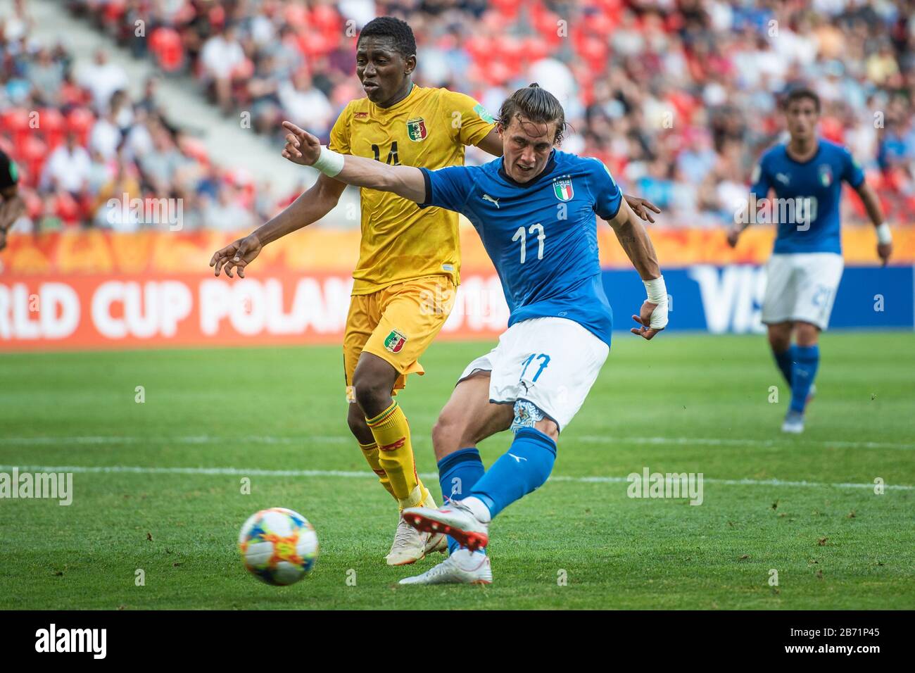 Tychy, POLEN - 7. JUNI 2019: U-20-Weltmeisterschaft Polen 2019 1/4-Endspiele Italien gegen Mali 4:2. Im Einsatz waren Sambou Sissoko (L) und Luca Pellegrini (R). Stockfoto