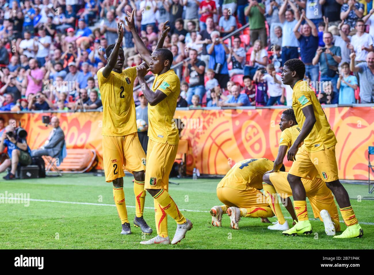 Tychy, POLEN - 7. JUNI 2019: U-20-Weltmeisterschaft Polen 2019 1/4-Endspiele Italien gegen Mali 4:2. Joy Mohamed Camara und Team von Mali. Stockfoto