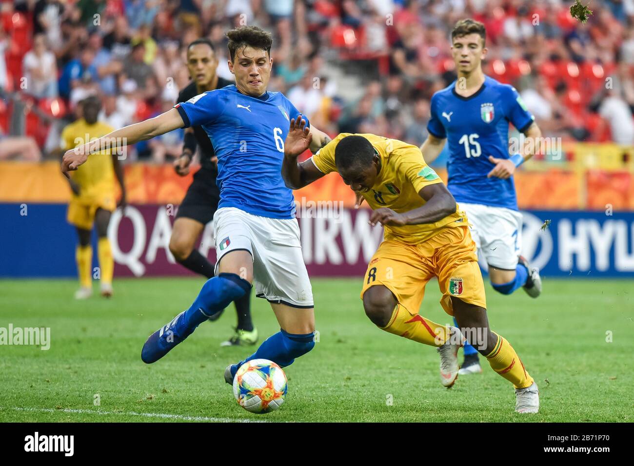 Tychy, POLEN - 7. JUNI 2019: U-20-Weltmeisterschaft Polen 2019 1/4-Endspiele Italien gegen Mali 4:2. In Aktion waren Davide Bettella (L) und Mohamed Camara (R). Stockfoto