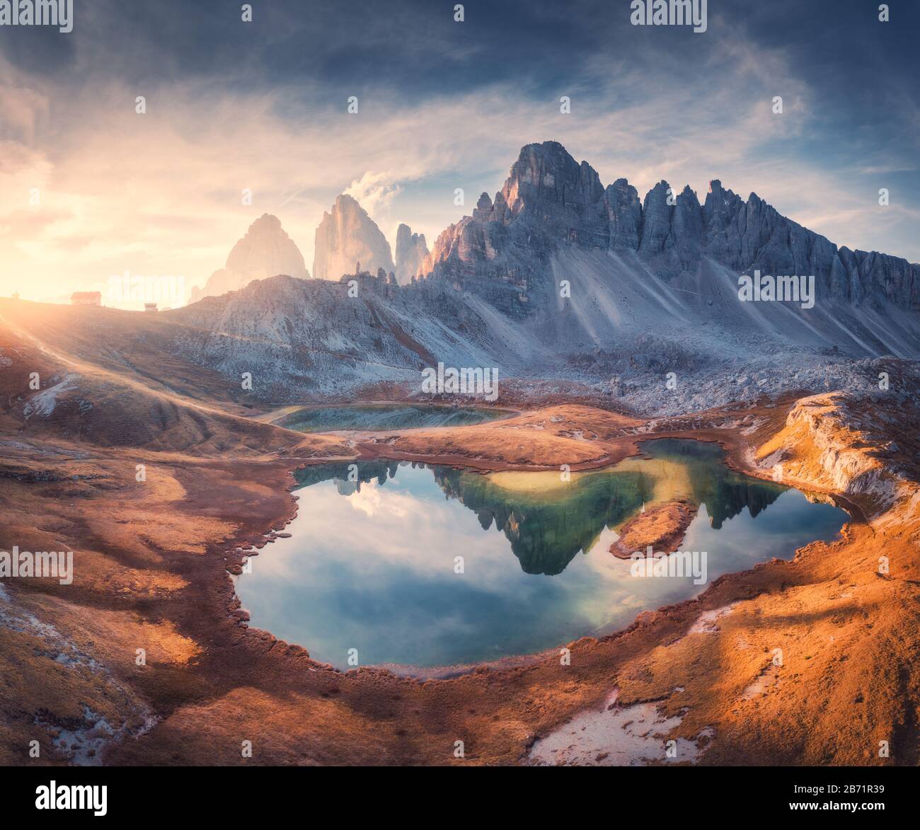 Luftbild von Felsen, Bergsee, Spiegelung im Wasser Stockfoto