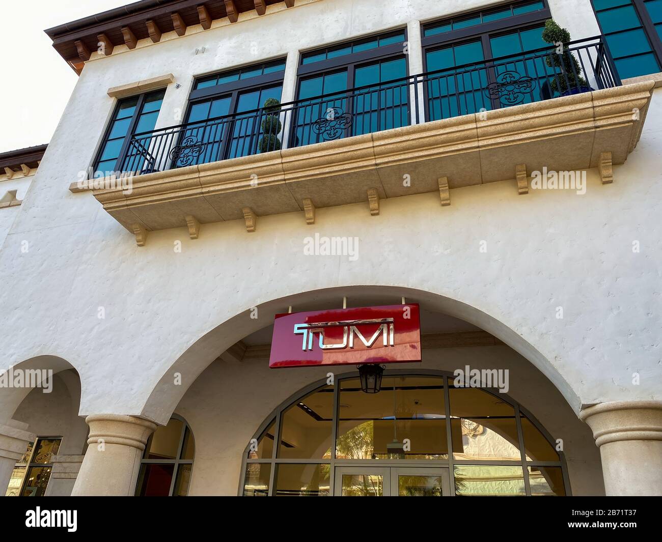 Orlando, FL/USA-2/29/20: Ein Tumi Kofferraumladen in einem Einkaufszentrum im Freien. Stockfoto