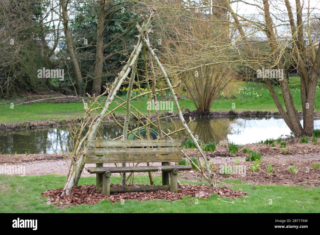 Gartenbank und Hafen Droitwich Spa, Worcestershire England UK. 07/03/2020 Gartenbank und Hafen an einem Teich, entspannende Kulisse und Hintergrund Stockfoto