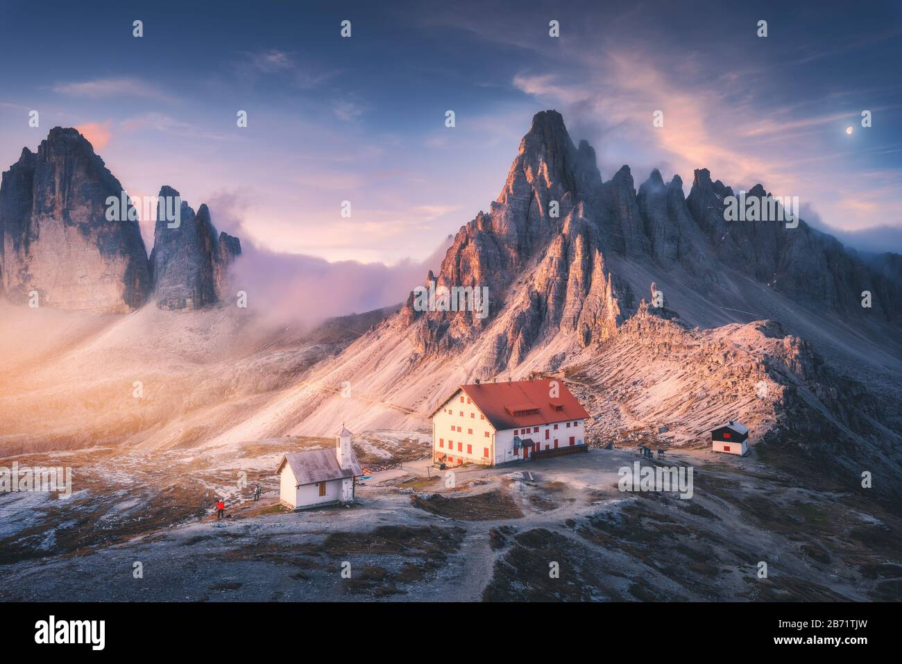 Berge mit wunderschönen Haus und Kirche bei Sonnenuntergang im Herbst Stockfoto