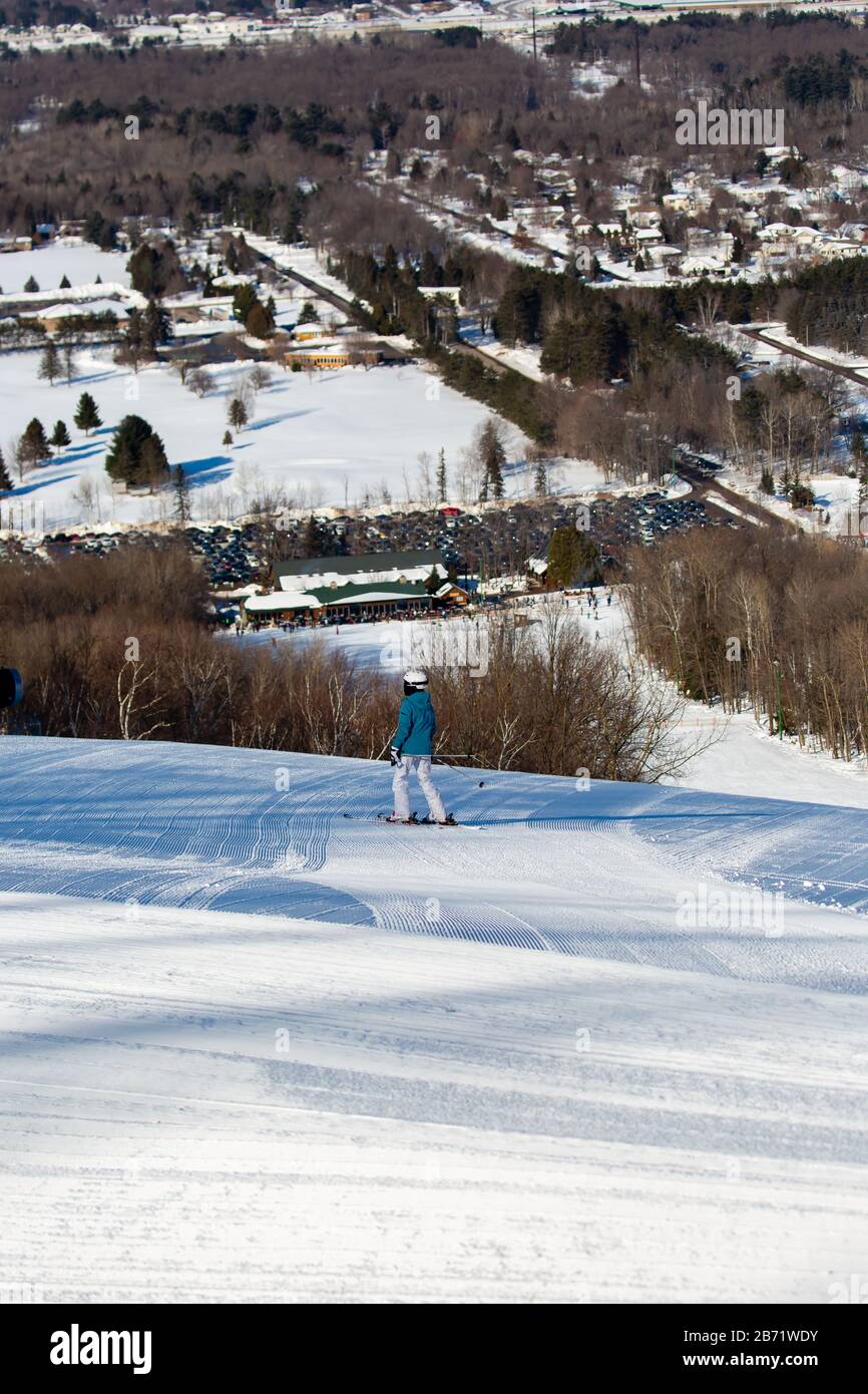 Wausau, Wisconsin, USA vom Gipfel des Granite Peak Ski Hill im Rib Mountain State Park, 16. Februar 2020, vertikal Stockfoto