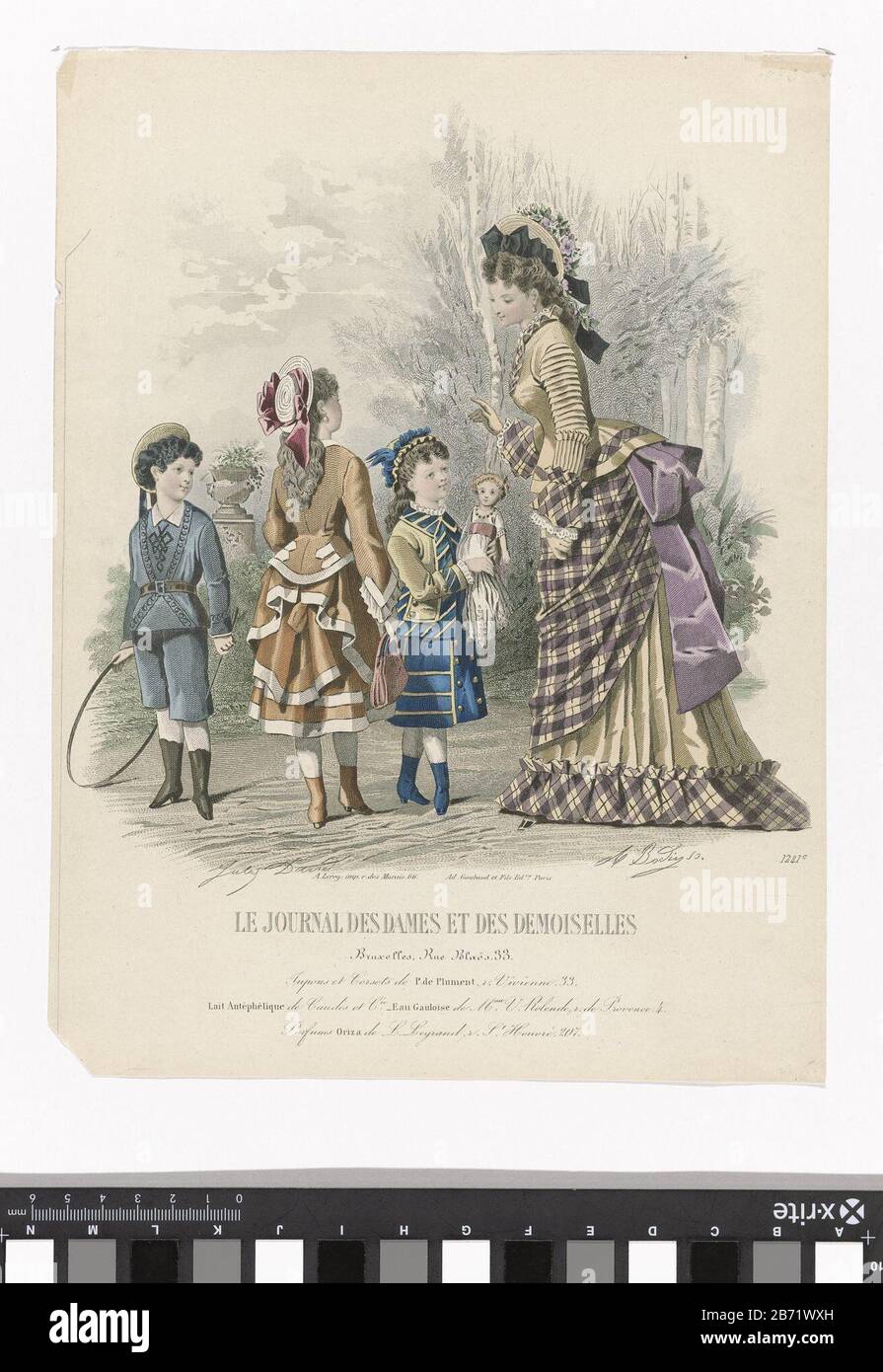 Le Journal des Dames et des Demoiselles, 1875, Nr. 1241c Jupons et Corsets Vrouw met drie kinderen buiten, zij is gekleed in een japon uit geruite en gele stof met tournure en draag een hoed. De jongen ist in een matrozenpak gekleed. De twee meisjes dragen japonnen met jasjes. De rok van het oudere meisje is aan de achterkant opgetrokken. Het jongere meisje heeft een rok met knopen en strepen op het jasje. Onder de voorstelling enkele regels reclametekst voor verschillende producten. Prent uit het modetijdschrift Journal des Dames et des Demoiselles (1841-1902). Hersteller: Hersteller: A. Bo Stockfoto