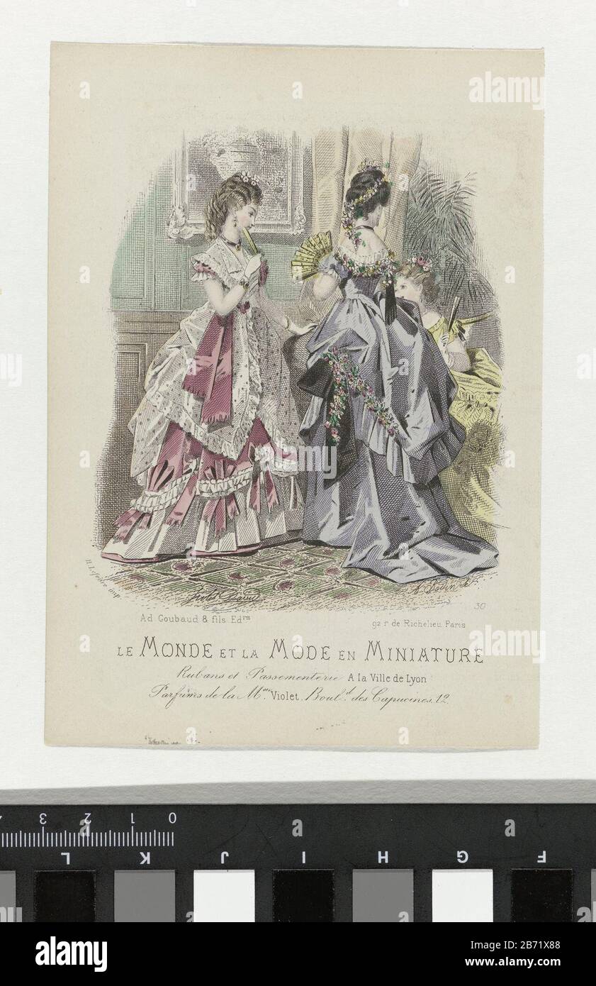 Le Monde et la Mode en Miniature, 1873, Nr. 30 Rubans et Passementeri Drie vrouwen in interieur. De linkervrouw wird in een japon van roze faille met tournureDe rok is aan de onderkant versierd met een volant van geplooide witte 'tarlatane' gekleed. De middelste vrouw draag een rok van effen paarse 'pou-de-soie' met tournure en een 'Tunique' van 'Gaze de Chambéry' in dezelfde tint, opgehouden aan twee kanten. Onder de voorstelling volgen enkele reclametekst voor verseilende producten. Prent uit het modetijdschrift La Mode Miniatur (1872-1873). De prent is een kopie naar 1069B uit het m Stockfoto