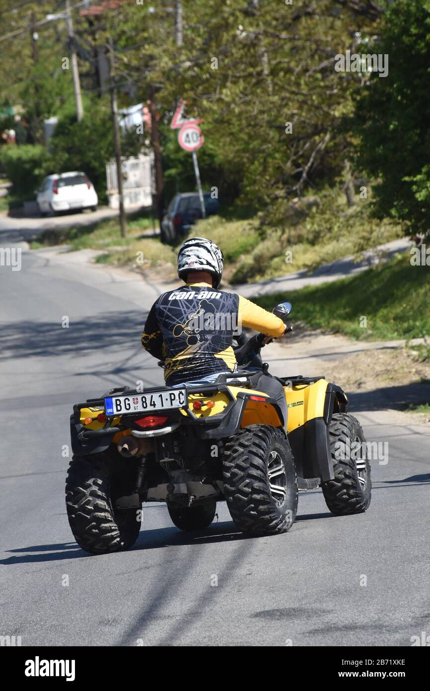 Mit einem Quad auf der Kurve einer Asphaltstraße fahren Stockfoto