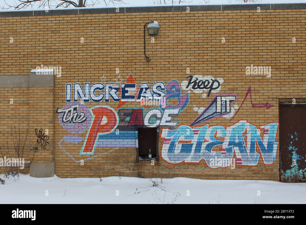 Wandgraffiti an einem verlassenen Ziegelbau in Flint, Michigan, Erhöhen die Ruhe und halten sie sauber Stockfoto