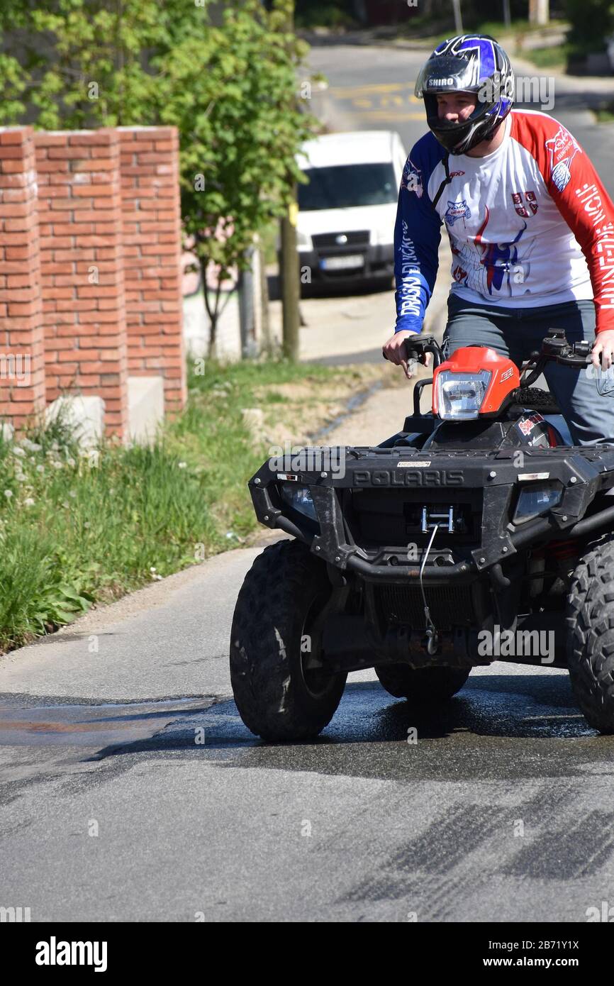 Auf einer Asphaltstraße mit einem Quad fahren, stehen Stockfoto