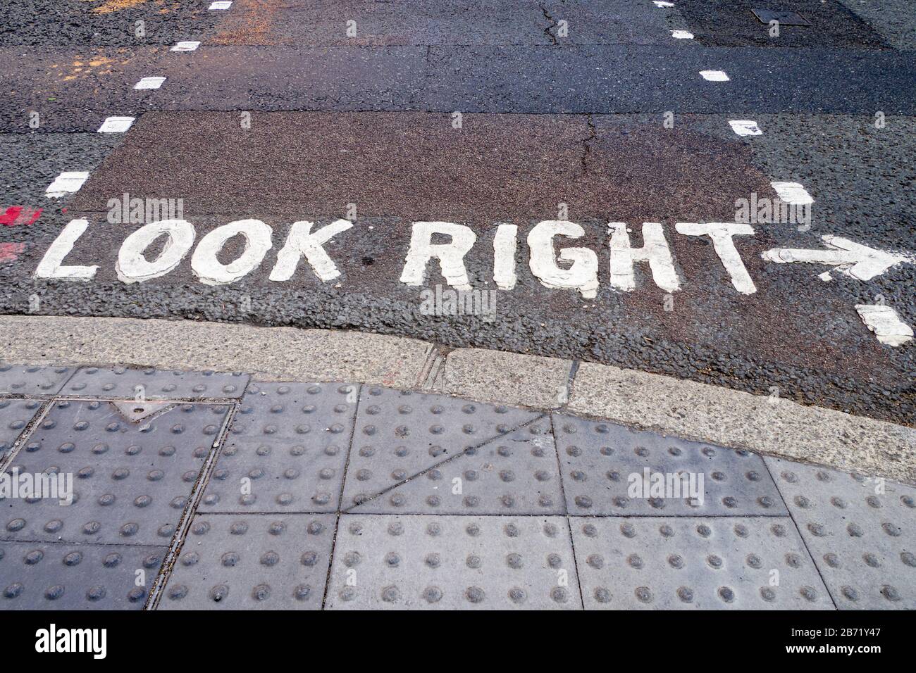 Auf der Londoner Straße sehen Sie rechts ein Warnschild Stockfoto