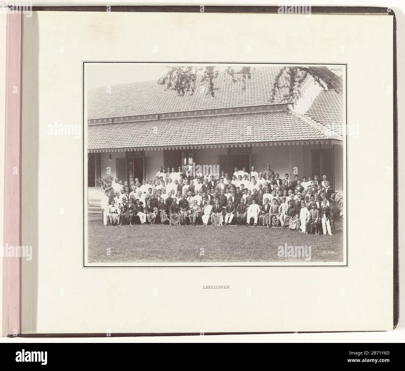 Leerlingen (titel op object) Gruppe von Schülern der Schule für Bildung von indigenen Ärzten (medizinische Schule) in Weltevreden. Inge Stuck in Fotoalbum circa 1902 mit dem Titel School for Education of Native Physicians / In Memory of the Inauguration of Queen Wilhelmina and Salvation to the Population of the Dutch East Indie. Hersteller : Fotograf: Tan Lan Tjie (Listed Property) Ort Herstellung: Weltevreden dating: CA. 1902 Physikalische Merkmale: Albumindruckmaterial: Papiertechnik: Albumin Druckabmessungen: Foto: H 188 mm × W 245 mm Datum: 1900 - 1902 Stockfoto