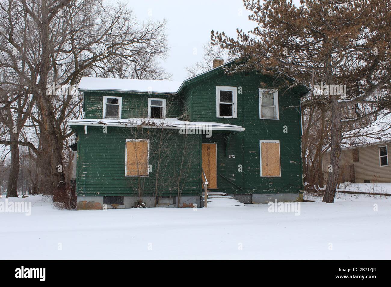 Verlassen und im Winter zuhause grün lackiert in Flint, Michigan Stockfoto