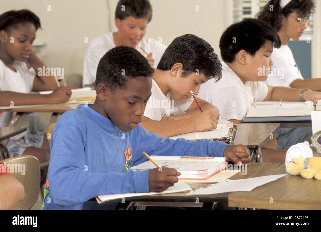 Austin Texas USA: Ethnische Mischung von Schülern in der Englischklasse der Junior High School. ©Bob Daemmrich Stockfoto