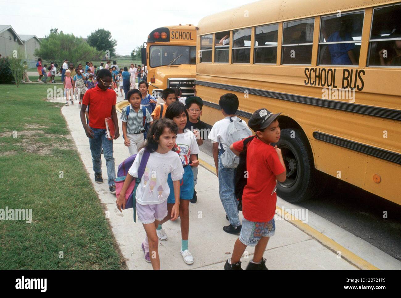Austin Texas USA: Schüler der Walnut Creek Grundschule steigen am Ende des Schultages in Busse. ©Bob Daemmrich Stockfoto