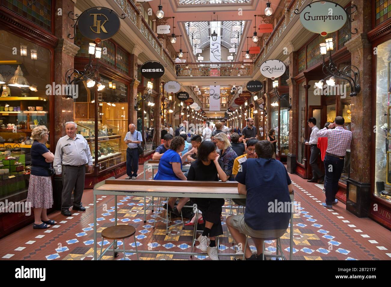 Kunden, die sich zum Brunch in Gumption im historischen Strand Arcade, Sydney NSW, auskleiden Stockfoto