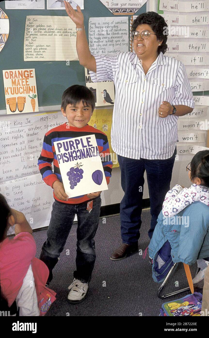 Acoma Pueblo, New Mexico USA, April 1993: Lehrerin an der Acoma Pueblo Schule unterrichtet erste-Klasse-Schüler Englisch und die gebürtige Acoma während des Sprachunterrichtete. ©Bob Daemmrich Stockfoto