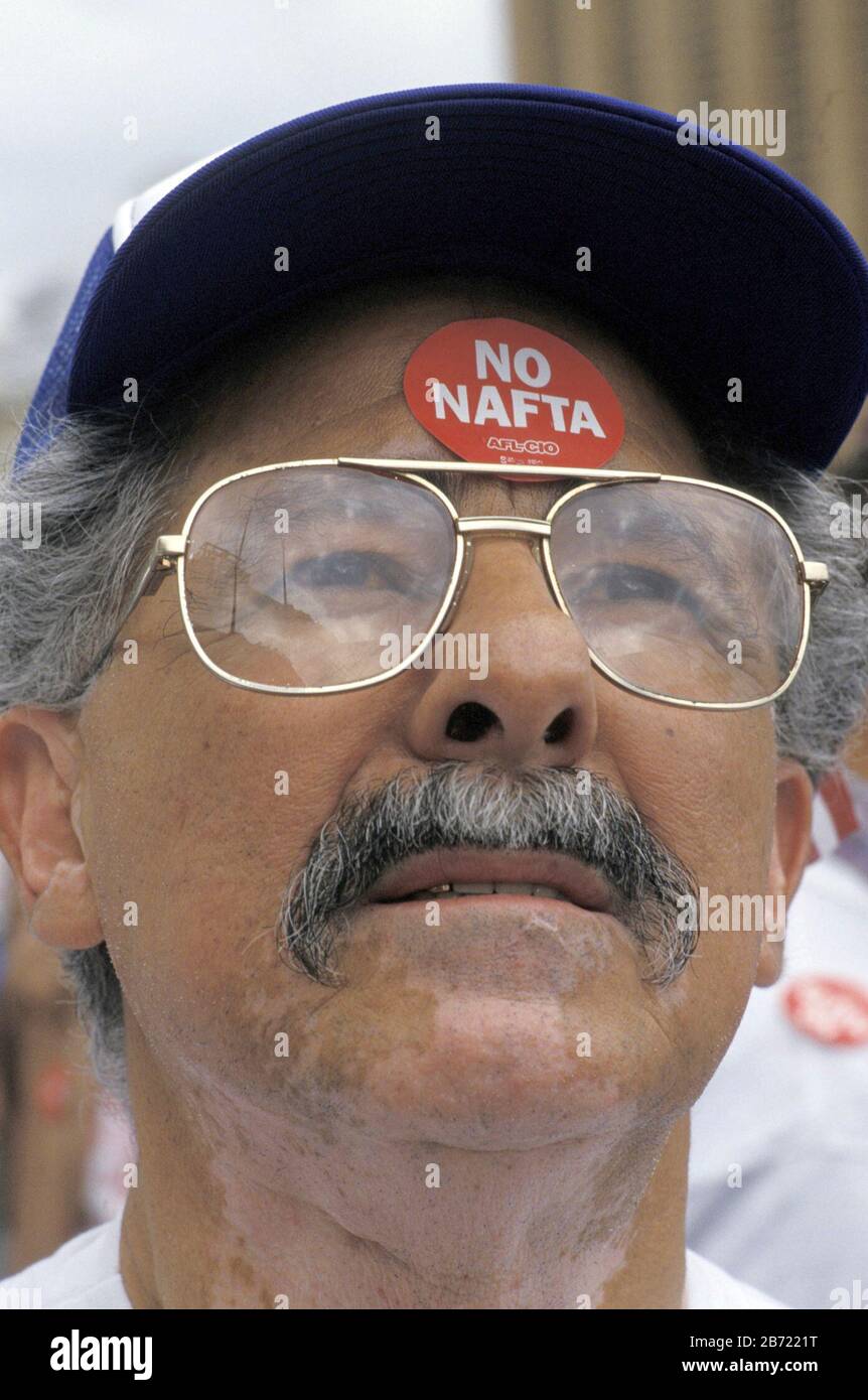 Austin, Texas 1993: Ein Arbeiter trägt einen Nein zu NAFTA-Aufkleber auf seiner Stirn während einer Kundgebung, die von Gewerkschaften gegen das vorgeschlagene nordamerikanische Freihandelsabkommen organisiert wurde. ©Bob Daemmrich Stockfoto