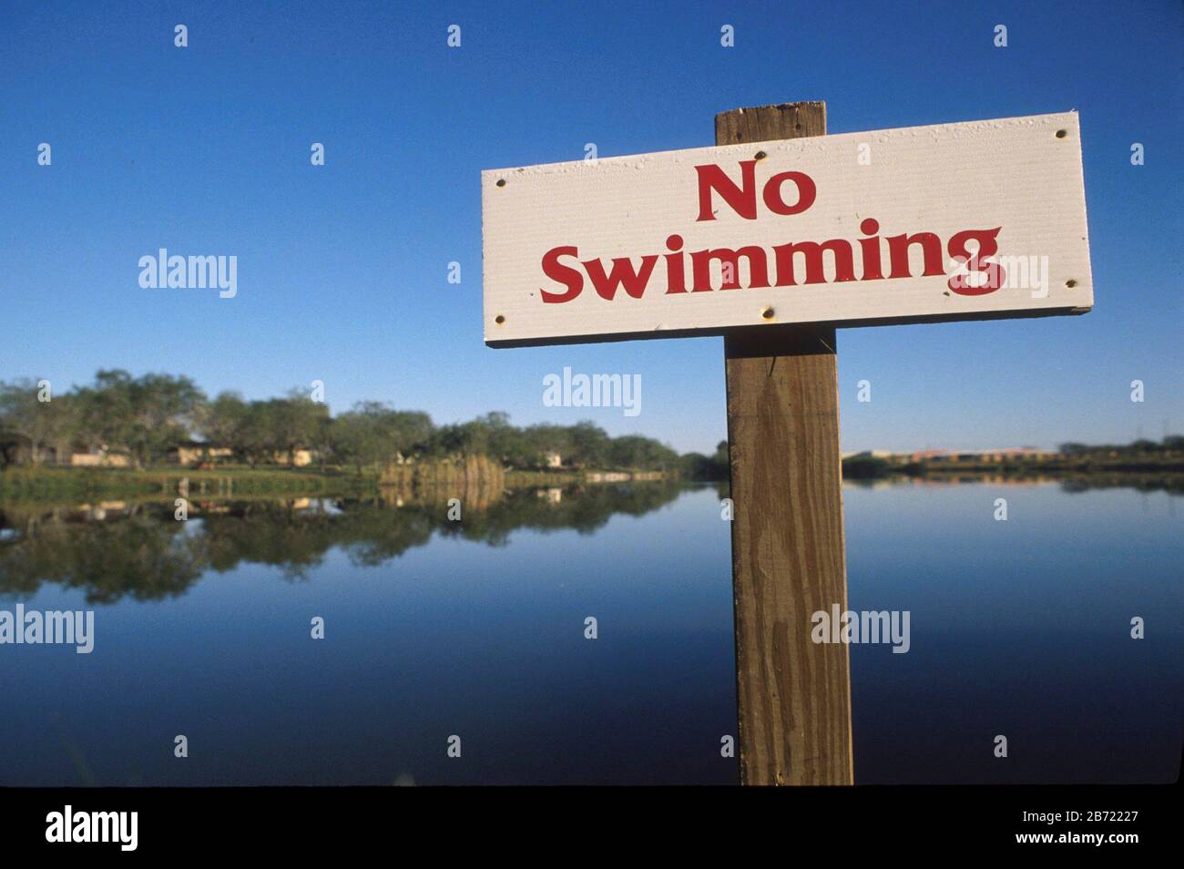 Brownsville, Texas, USA: „No Swimming“-Schild am kleinen See, oder resaca, in einem Wohnviertel. ©Bob Daemmrich Stockfoto