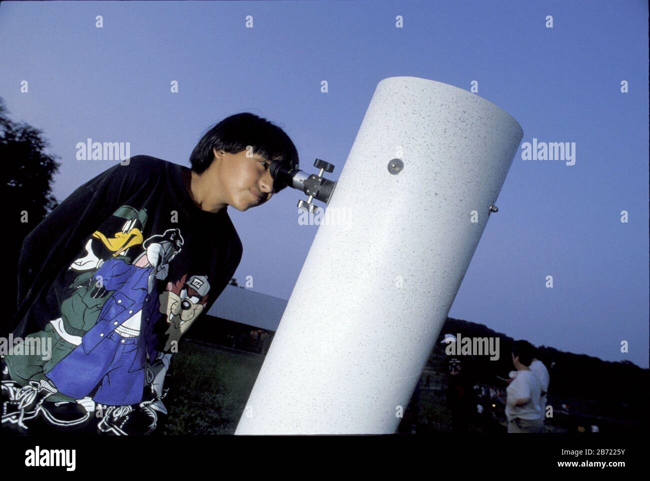 Fünfter Klassenfahrt, Schüler, der den Mond durch ein großes Amateurteleskop betrachtet. HERR ©Bob Daemmrich Stockfoto