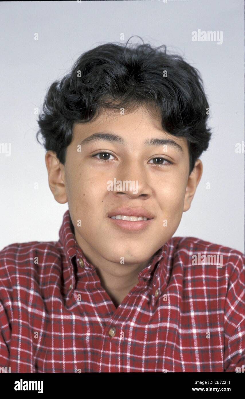 Austin Texas USA: Der 13-jährige hispanische Junge posiert für ein Studioportrait. HERR ©Bob Daemmrich Stockfoto