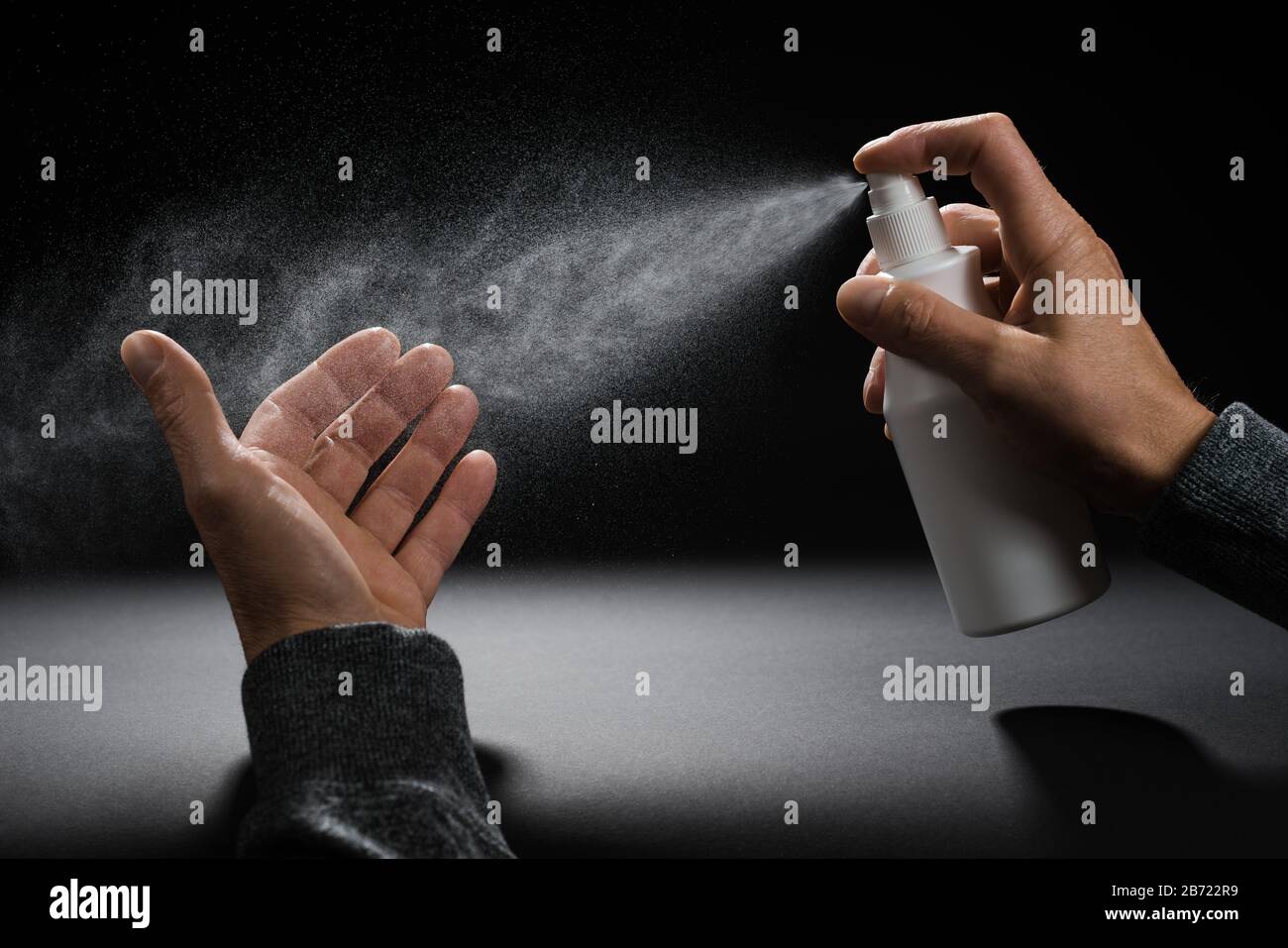 Sprühen auf Hand Desinfektion Flaschen-Spray Hände und Hautsterilisation  Antisepsis Stockfotografie - Alamy
