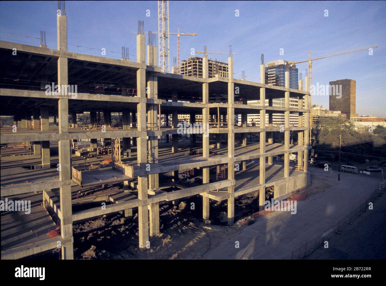 Austin, Texas, USA, April 2001: Die Bauarbeiten am unvollständigen Intel Bürogebäude in der Innenstadt wurden aufgrund der wirtschaftlichen Verlangsamung gestoppt (Anmerkung: Das Gebäude stand in diesem Zustand bis 2007, als es implodiert wurde. Ein neues Bundesgericht sitzt jetzt auf dem Gelände) ©Bob Daemmrich Stockfoto