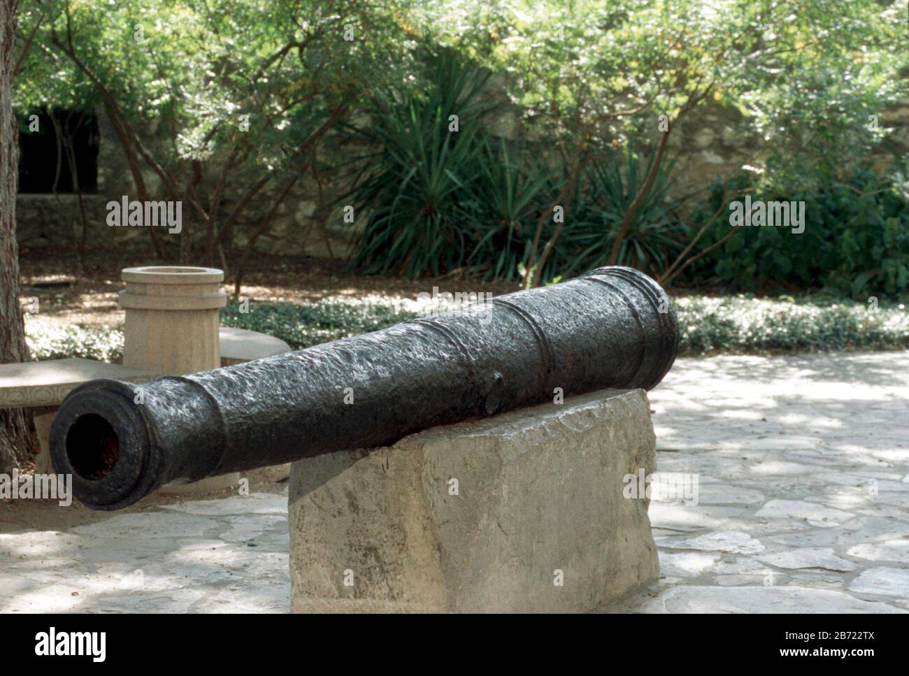 San Antonio, Texas: Kanonen, die in der Schlacht von Alamo 1836 verwendet wurden, einer der bekanntesten Schlachten während des Texaner-Krieges um die Unabhängigkeit von Mexiko, die im Alamo ausgestellt wurde. ©Bob Daemmrich Stockfoto