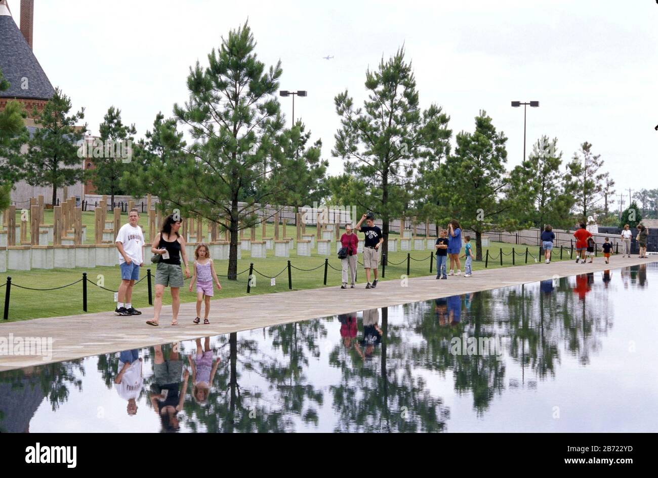 Oklahoma City, Oklahoma USA, Juli 2001: Gedenkstätte für die Bombenangriffe auf das Murrah Federal Building. 168 „schwimmende“ Stühle, die an die Opfer des Angriffs erinnern, wurden nach dem Boden aufgestellt, an dem die Person gearbeitet hat. ©Bob Daemmrich Stockfoto