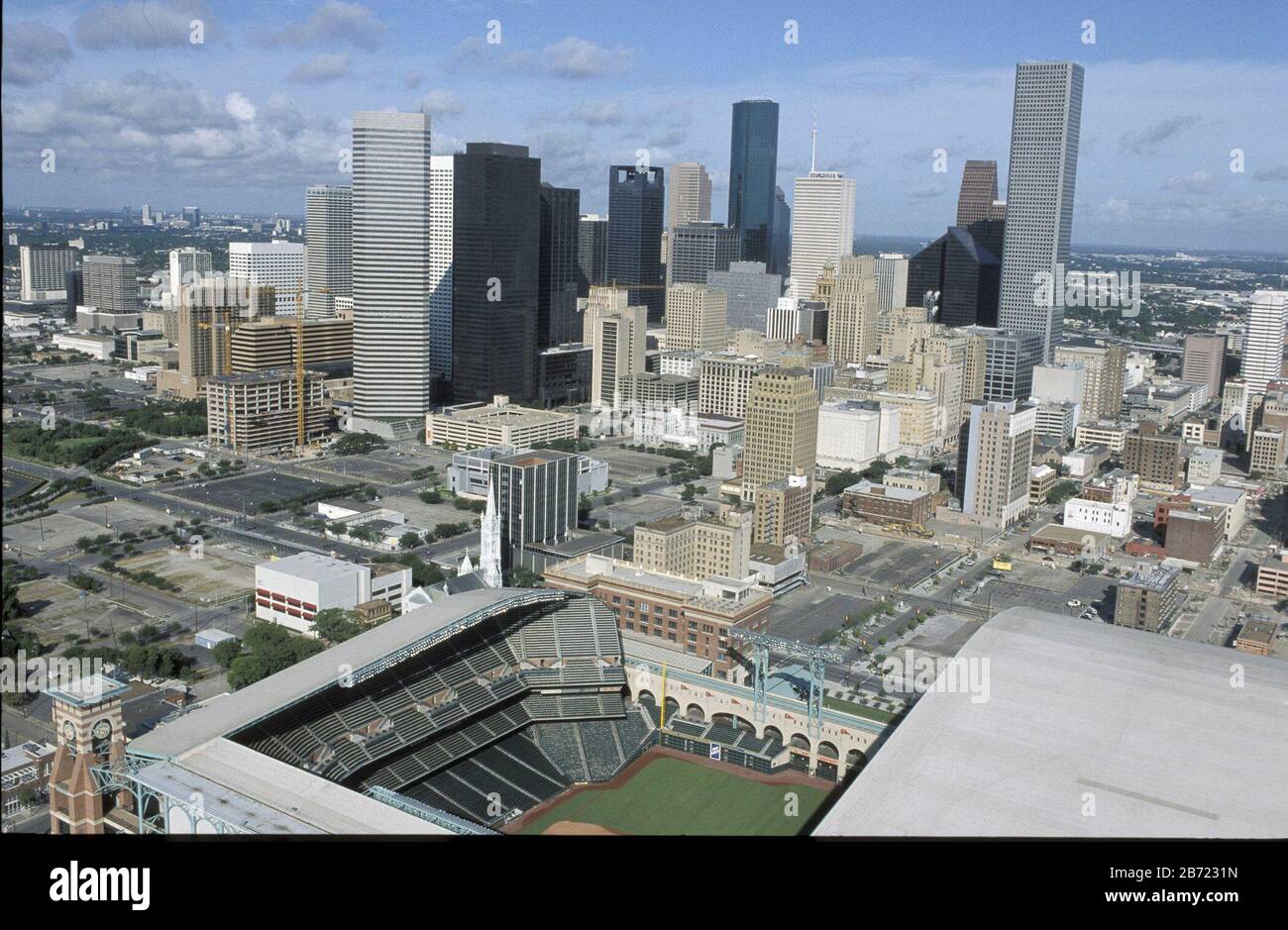 Houston, Texas, USA, August 2001: Luftaufnahme der Skyline der Innenstadt mit dem Major League Baseballstadion Enron Field (jetzt Minute Maid Park) im Vordergrund mit einfahrbar geöffnetem Dach. ©Bob Daemmrich Stockfoto