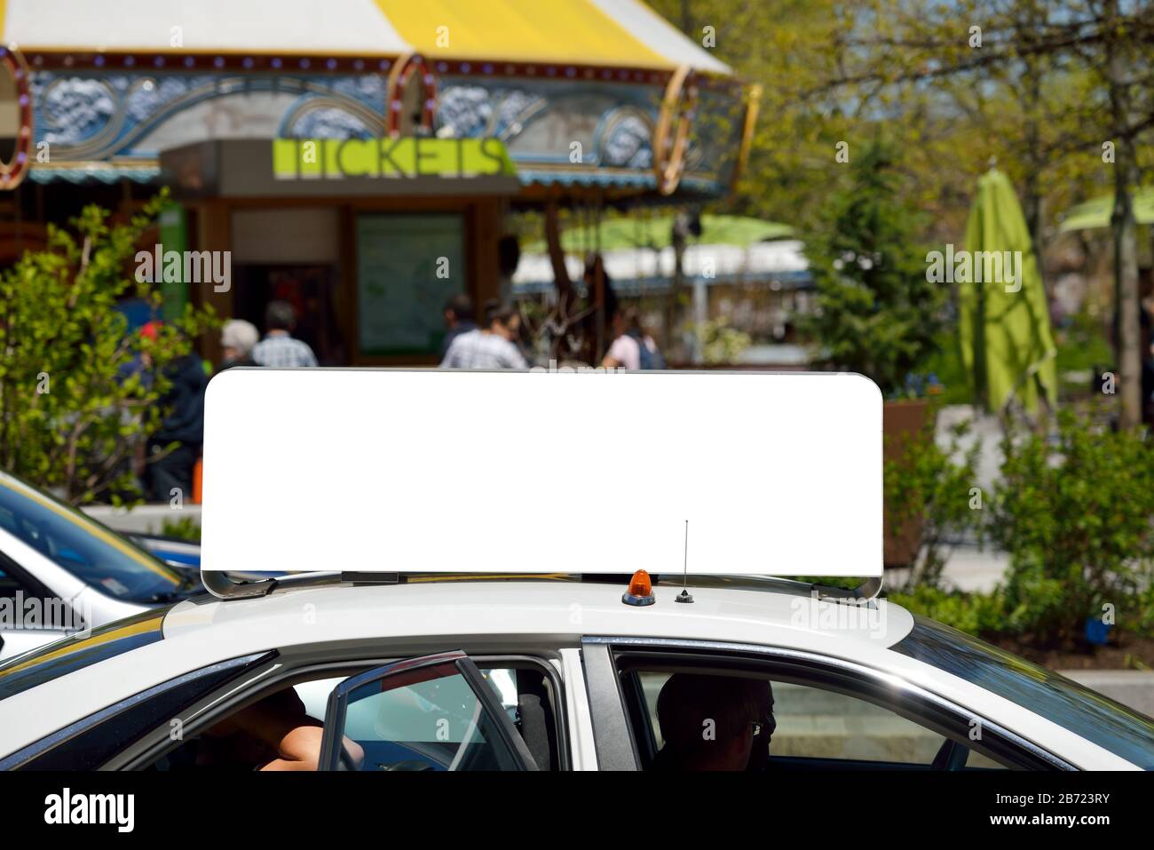Taxistand, Frontalansicht, urbaner Hintergrund. Außenwerbung in der Stadt. Beschneidungspfad enthalten. Stockfoto