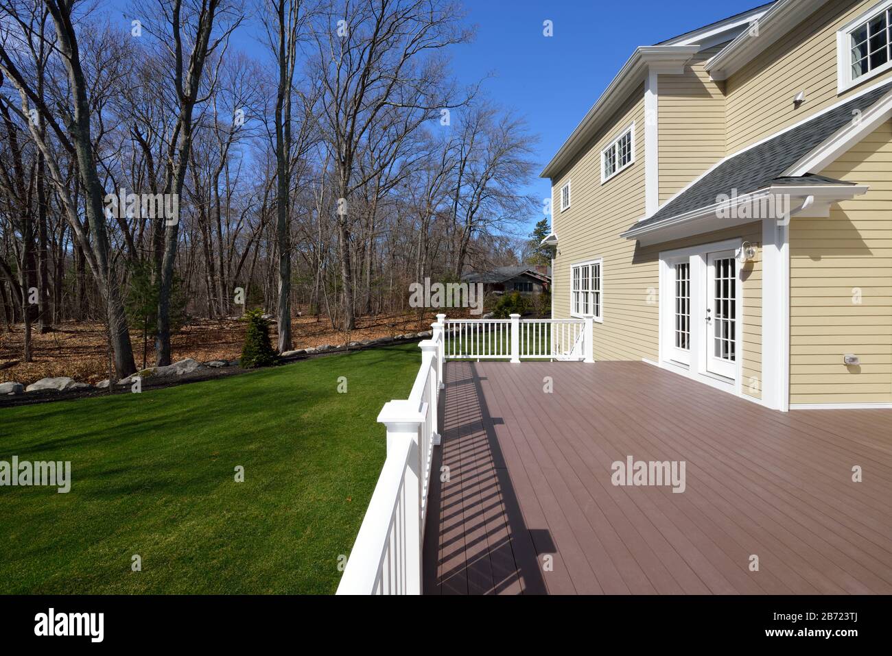 Großes Verbunddeck im Haus im Kolonialstil. Stockfoto