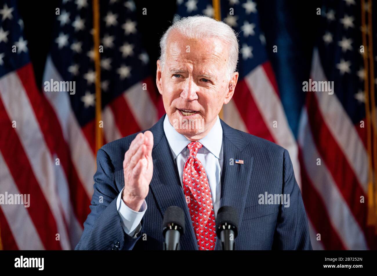 Der ehemalige Vizepräsident Joe Biden (D) spricht über das Coronavirus und die Antwort darauf im Hotel Du Pont in Wilmington, DE. Stockfoto