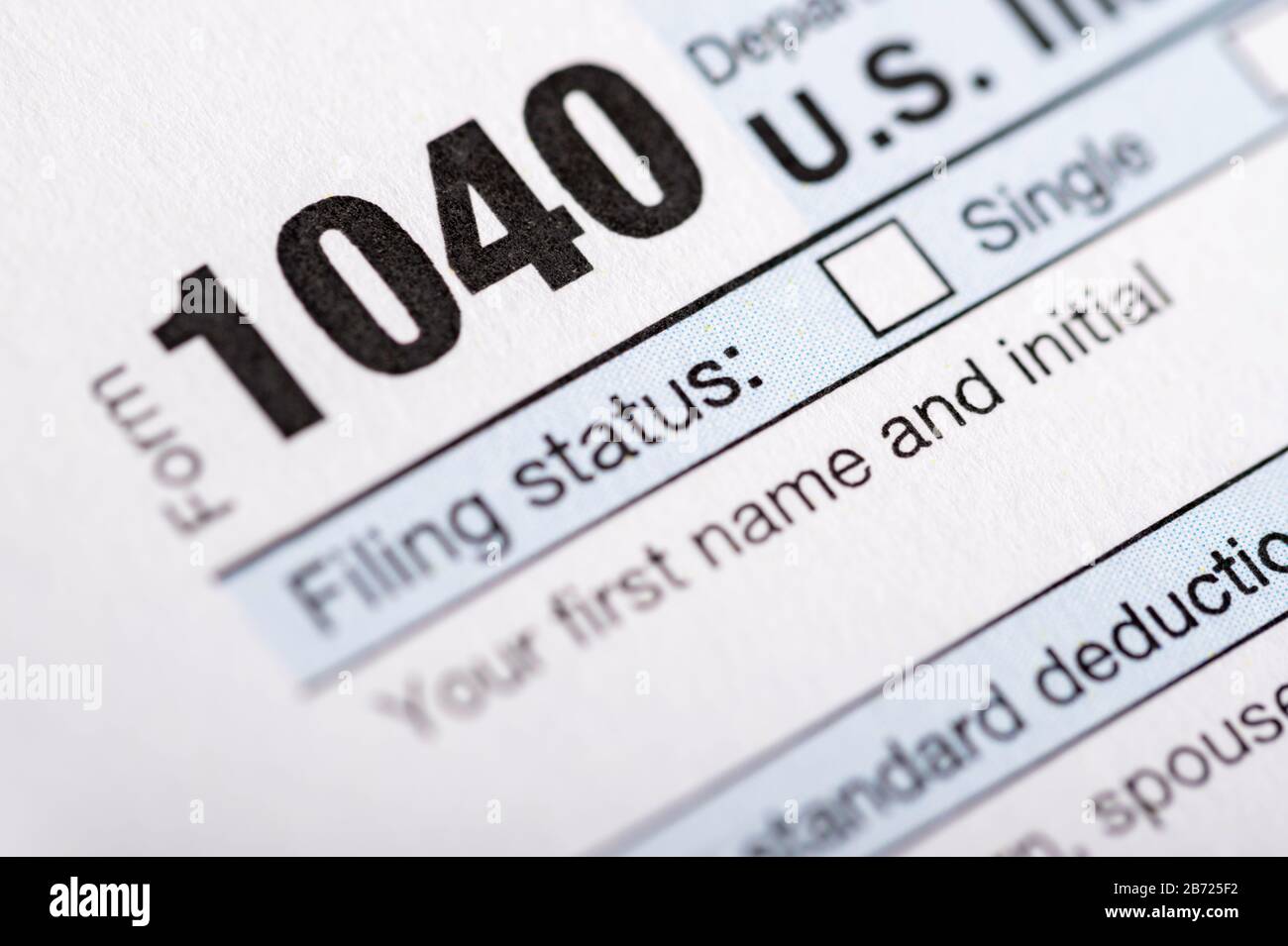 Ein Stapel von Steuerformularen der Vereinigten Staaten für Einzelpersonen. Stockfoto