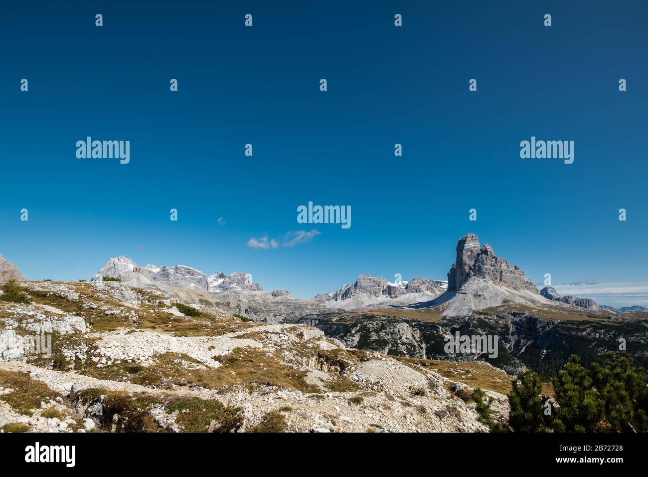 Blick auf Drei Kamine vom Plateau des Monte Piana. Der Horizont ist niedrig im Bild, um viel blauen Himmel für Text zu integrieren. Stockfoto